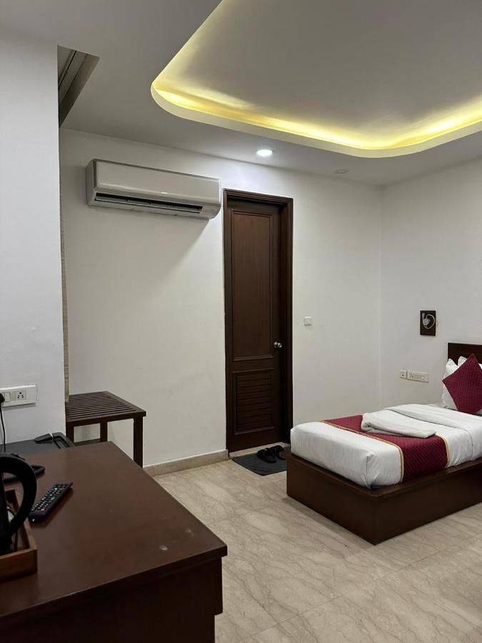 Hotel The Imperio Neu-Delhi Exterior foto